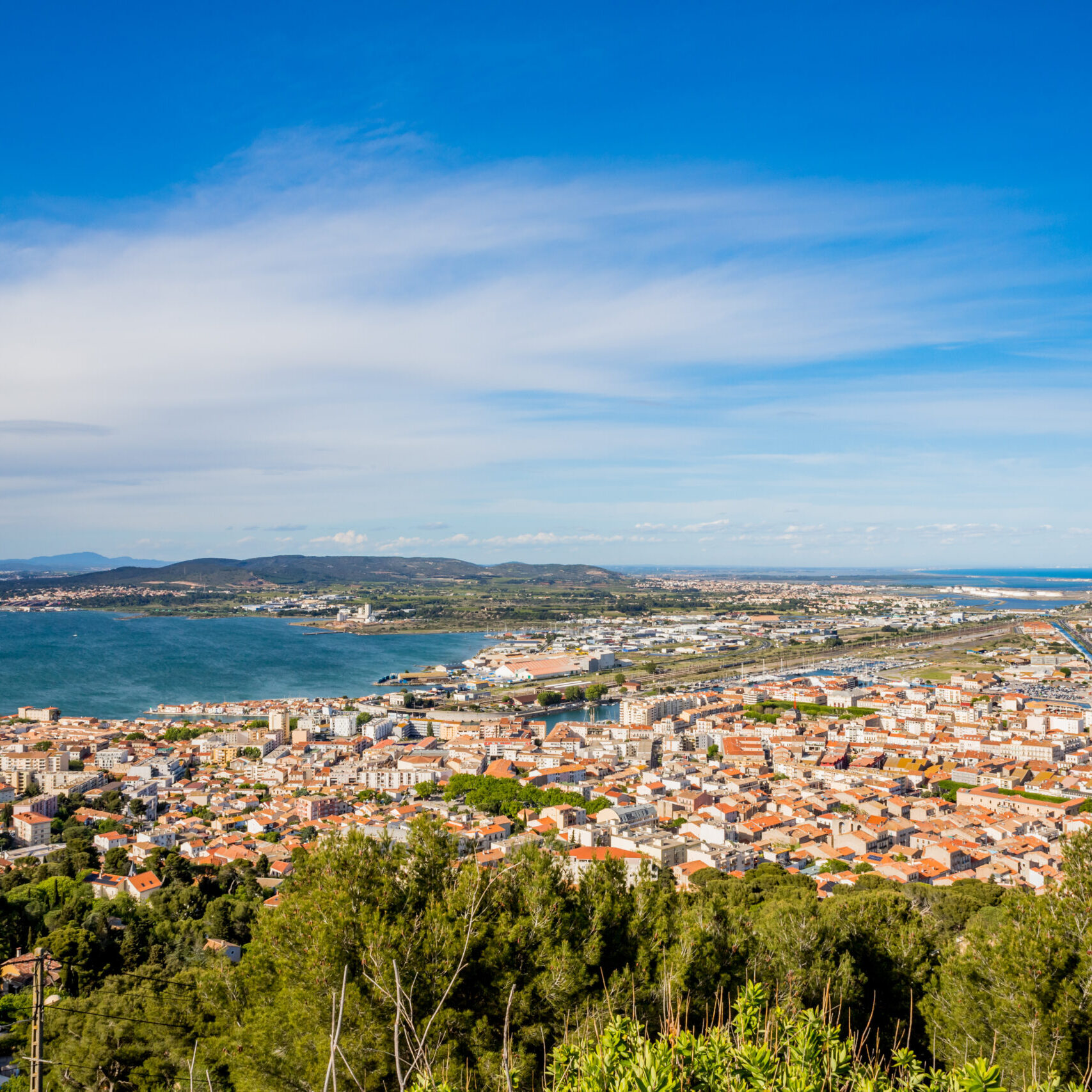 Vue sur Sète et son port et l'étang de Thau depuis la mont Saint-Clair
